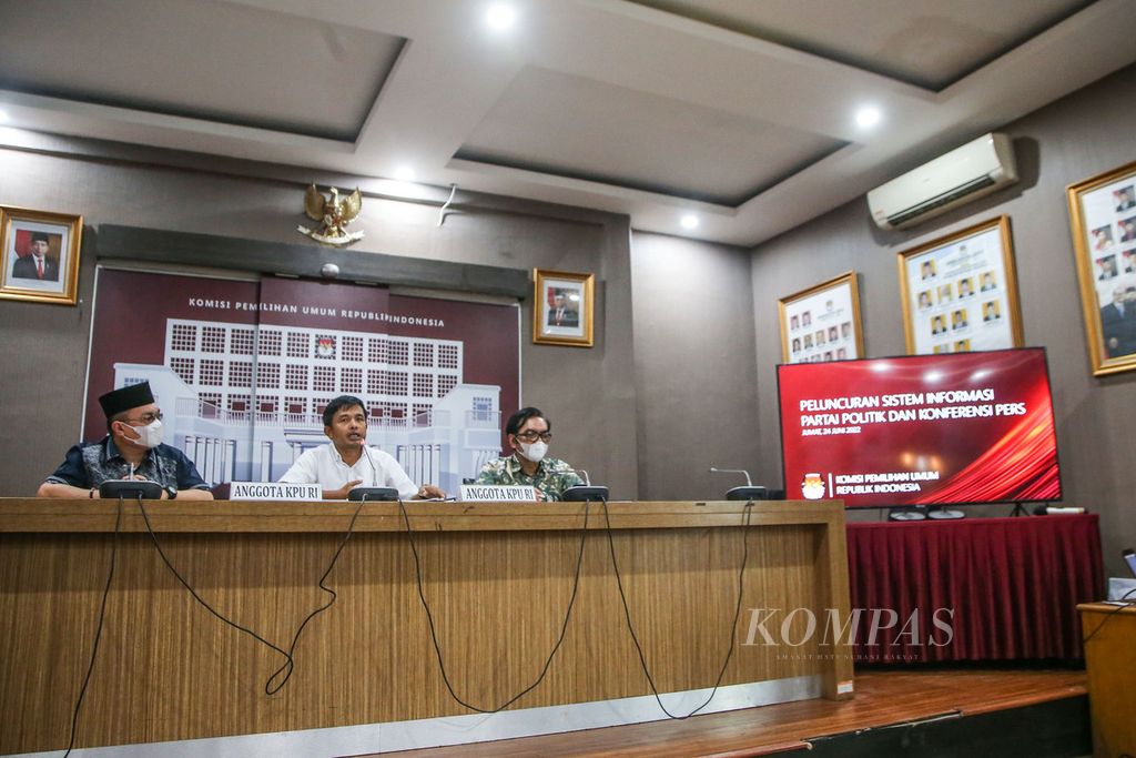 Komisioner Komisi Pemilihan Umum (KPU), (kiri ke kanan) Parsadaan Harahap, Idham Kholik, dan Yulianto Sudrajat, menghadiri peluncuran Sistem Informasi Partai Politik (Sipol) Pemilu 2024 di Gedung KPU, Jakarta, Jumat (24/6/2022). 