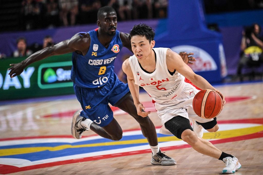 <i>Guard</i> Jepang, Yuki Kawamura, beraksi di Piala Dunia FIBA 2023. Meski hanya bertinggi badan 172 sentimeter, ia menjadi pemain terbaik Jepang di turnamen.