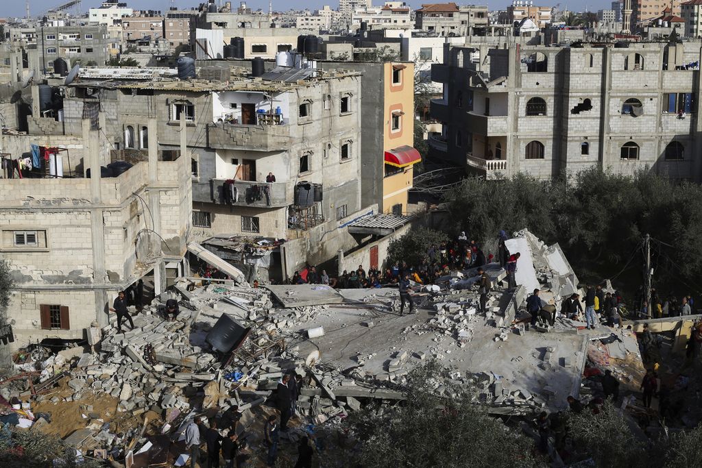 Warga Palestina melihat kerusakan akibat serangan Israel pada bangunan permukiman di Rafah, Jalur Gaza, Minggu (3/3/2024). 
