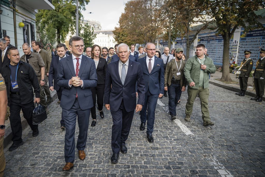 Menteri Luar Negeri Ukraina Dmytro Kuleba (tengah kiri) dan Kepala Kebijakan Luar Negeri Uni Eropa Josep Borrell mengunjungi Memory Wall of Fallen Defenders of Ukraine di Kyiv, Ukraina, 2 Oktober 2023. 