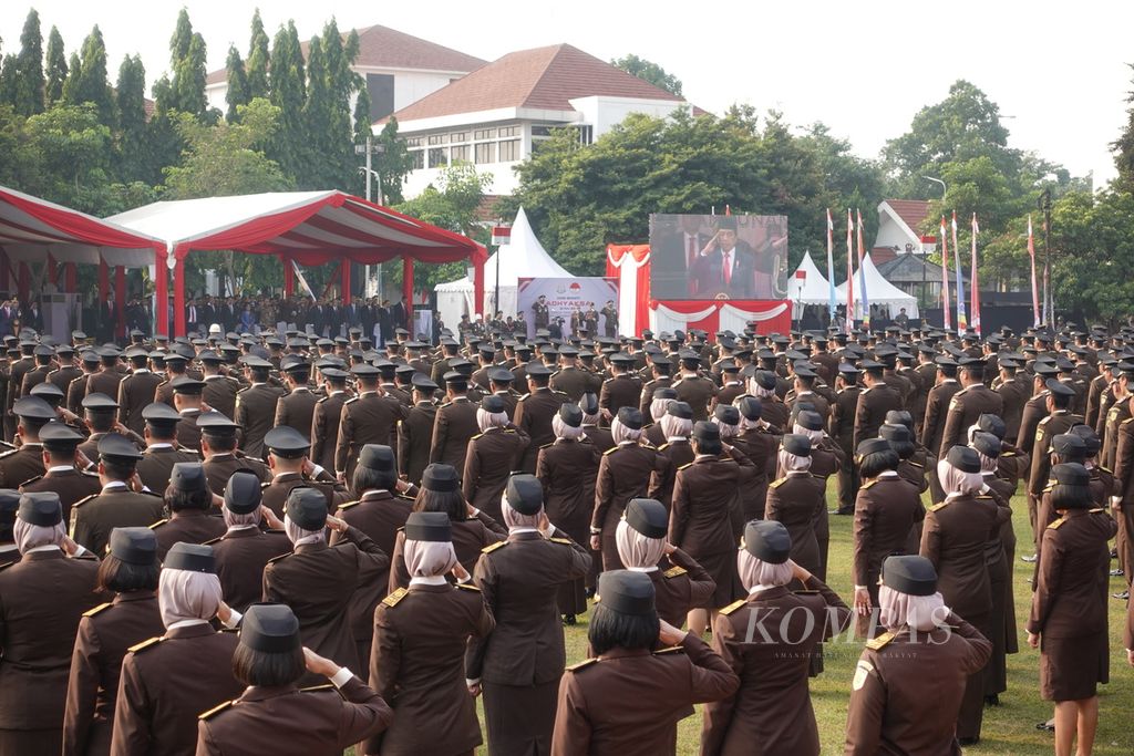 Presiden Joko Widodo saat menerima penghormatan dari para peserta upacara peringatan Hari Bhakti Adhyaksa Ke-63 tahun 2023 yang digelar di Lapangan Upacara Badan Pendidikan dan Pelatihan Kejaksaan Republik Indonesia, Jakarta, Sabtu (22/7/2023).