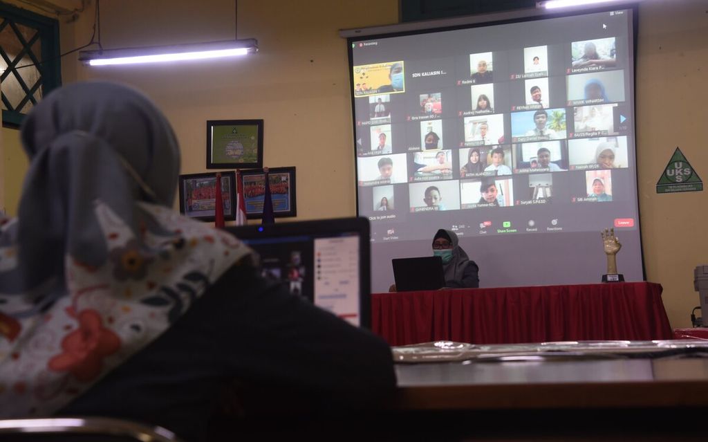 Guru membacakan surat keterangan pengumuman kelulusan secara daring di SD Negeri 1 Kaliasin, Surabaya, Jawa Timur, Selasa (15/6/2021). SD negeri 1 Kaliasin Surabaya meluluskan 223 siswa. 