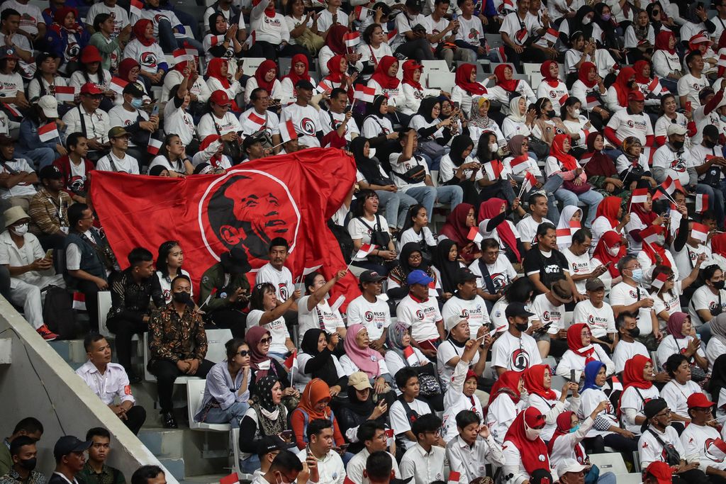 Sukarelawan membawa spanduk bergambar Presiden Joko Widodo dalam acara puncak Musra di Istora Senayan, Jakarta, Minggu (14/5/2023). 