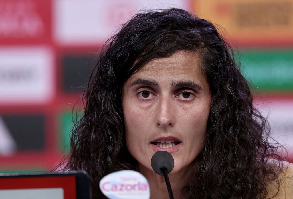 Pelatih baru timnas putri Spanyol Montse Tome berbicara dalam konferensi pers, 18 September 2023.