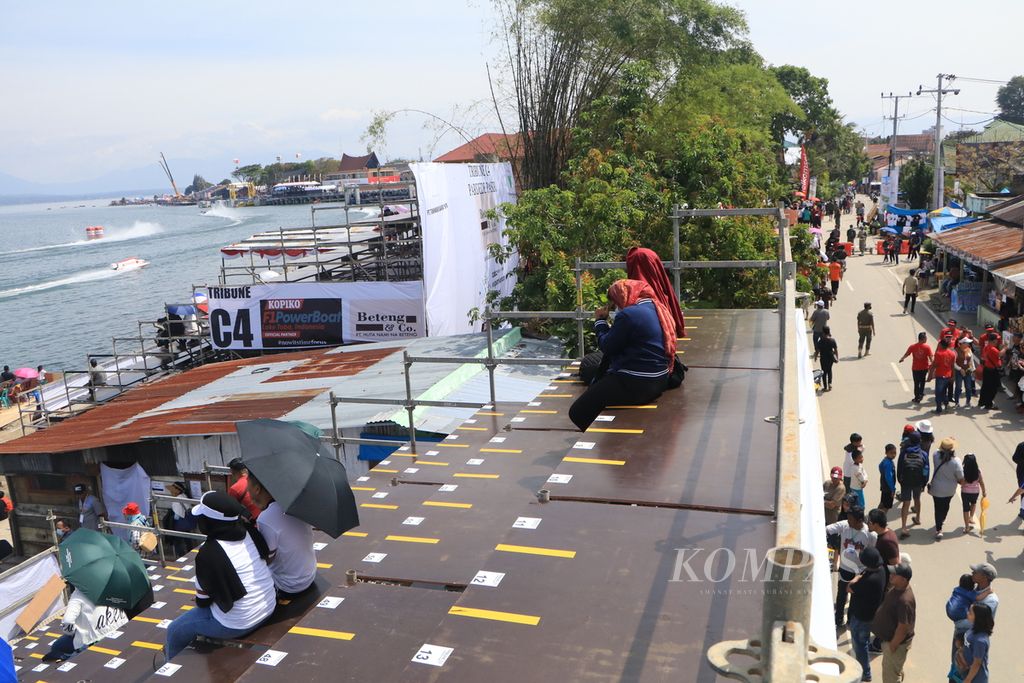 Penonton menyaksikan sesi latihan 1 (<i>free practice </i>1) Kopiko F1 Power Boat Lake Toba di Balige, Kabupaten Toba, Sumatera Utara, Sabtu (25/2/2023). Pengunjung dari berbagai daerah menikmati perhelatan balap perahu motor paling bergengsi di dunia itu.