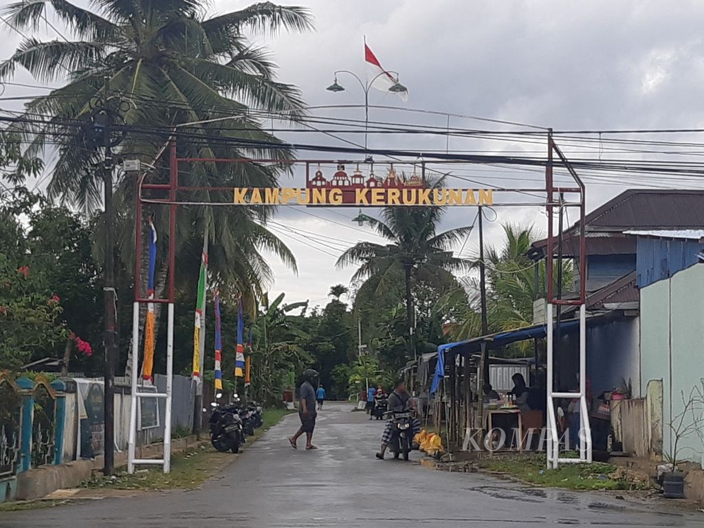 Gapura pintu masuk Kampung Kerukunan di Distrik Aimas, Kabupaten Sorong, Papua Barat Daya.