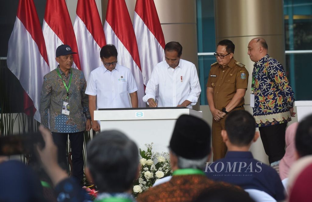 Presiden Joko Widodo membubuhkan tanda tangan di prasasti saat meresmikan Rumah Sakit Kementerian Kesehatan Surabaya, Jumat (6/9/2024), di Surabaya.