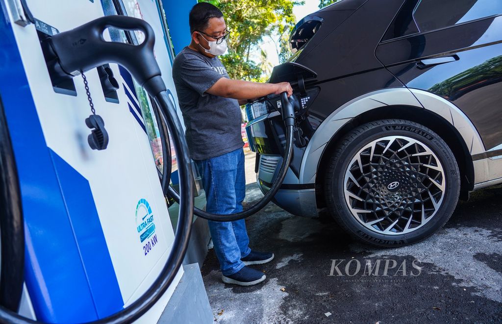 Kendaraan listrik yang digunakan tim Jelajah Energi dan Vakansi mencoba mengisi daya di SPKLU di Nusa Dua, Bali, Senin (12/9/2022).