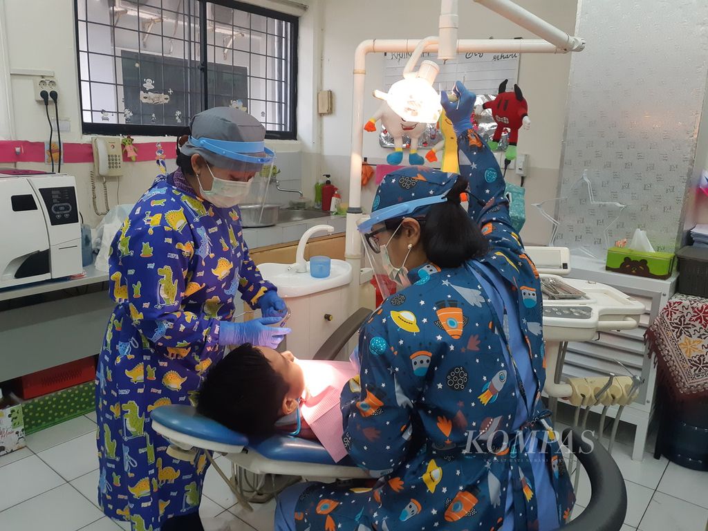 Pemeriksaan gigi bagi siswa di SD Kristen 6 Penabur, Kelapa Gading, Jakarta, Senin (23/10/2023). Layanan kesehatan itu merupakan fasilitas tambahan yang diberikan sekolah kepada muridnya secara gratis.