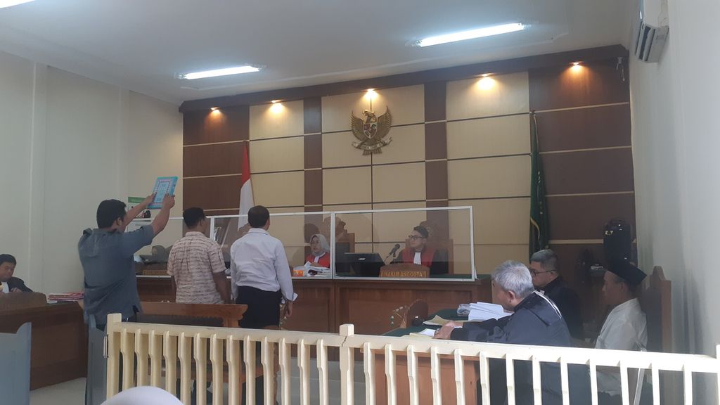 Dua saksi dari anggota polisi Polres Banjarnegara dihadirkan dalam persidangan terdakwa Slamet Tohari di Pengadilan Negeri Banjarnegara, Jawa Tengah, Selasa (10/10/2023).