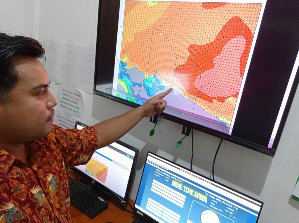 Prakirawan Stasiun Meteorologi Maritim Dok II Jayapura Ardy Sipatu menunjukkan kondisi tinggi gelombang laut di wilayah pesisir utara Papua pada Kamis (9/12/2021).
