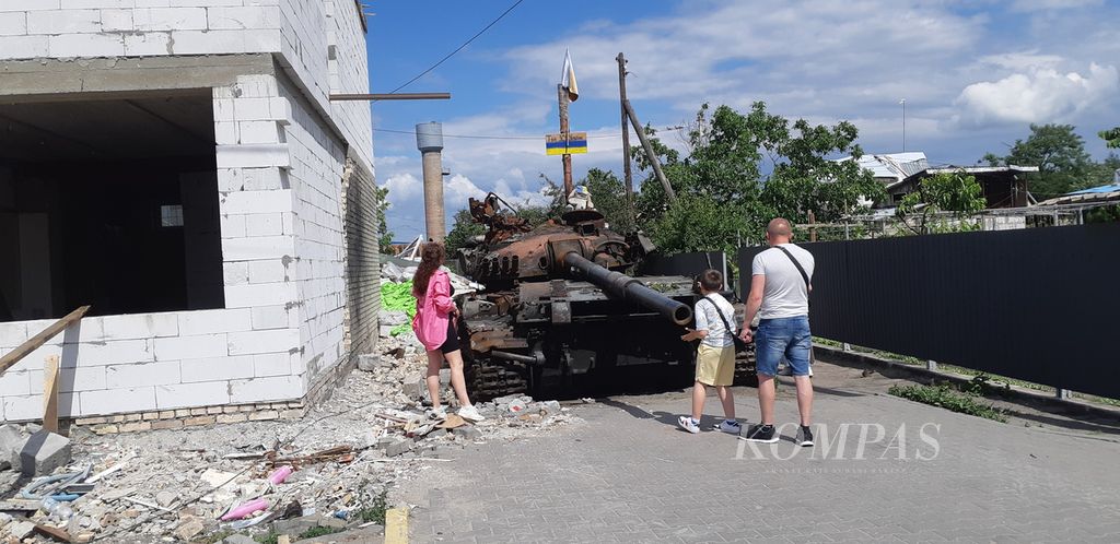 Tank Rusia yang hancur teronggok di salah satu sudut kota Gostomel, Provinsi Kyiv, Jumat (18/6/2022).