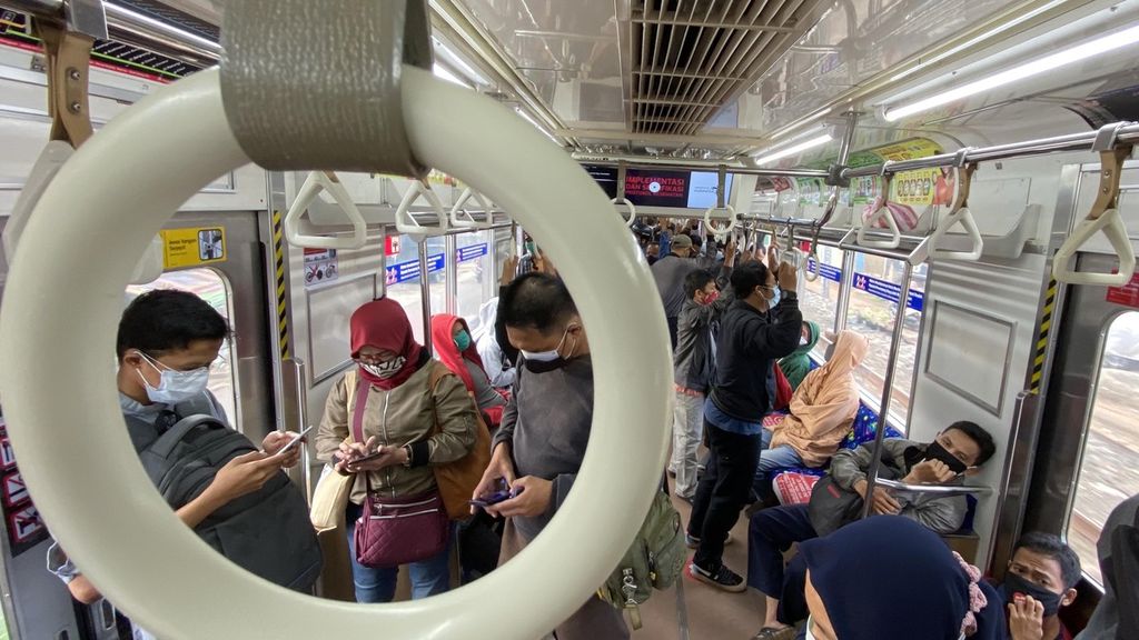Masyarakat memanfaatkan layanan KRL Commuter Line Maja-Tanah Abang, Kamis (24/12/2020).