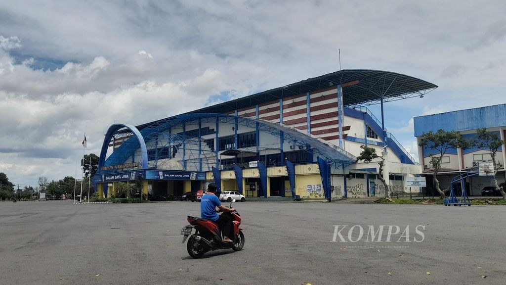Seorang pengendara sepeda motor melintas di halaman Stadion Kanjuruhan, Malang, Jawa Timur, Kamis (5/1/2023), yang terlihat cukup sepi. Di tempat ini, tiga bulan lalu, nyawa lebih dari 100 orang melayang dan ratusan lainnya luka-luka setelah laga Arema FC melawan Persebaya Surabaya dalam Liga 1 usai.