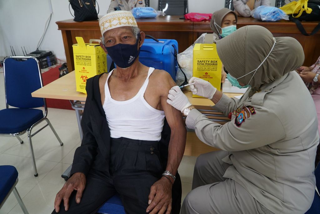 Seorang warga lansia mendapatkan suntikan vaksin Covid-19 dalam kegiatan vaksinasi warga lansia di Masjid Raya Sumatera Barat, Padang, Sumbar, Sabtu (24/4/2021). Pemprov Sumbar mengadakan vaksinasi di masjid agar mempermudah akses bagi warga lansia yang beribadah. Capaian vaksinasi warga lansia sejauh masih rendah sekitar 2,19 persen dari total target 442.033 orang.