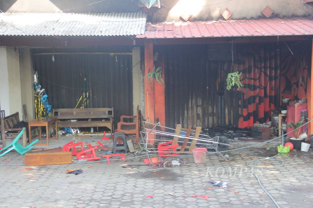 Sejumlah ruko dirusak oleh sekelompok orang di wilayah Babarsari, Kabupaten Sleman, Daerah Istimewa Yogyakarta, Senin (4/7/2022). Selain merusak sejumlah ruko, sekelompok orang tersebut juga membakar beberapa sepeda motor di Babarsari.