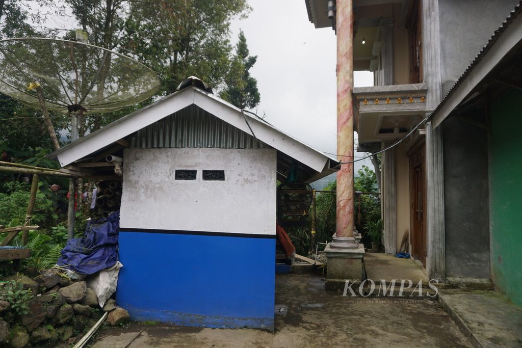 Kondisi rumah Slamet Tohari di RT 017 RW 004 di Desa Balun, Wanayasa, Banjarnegara, Jawa Tengah, Selasa (4/4/2023). Bangunan biru putih itu biasa digunakan Slamet untuk melakukan ritual kepada tamu atau pasiennya.