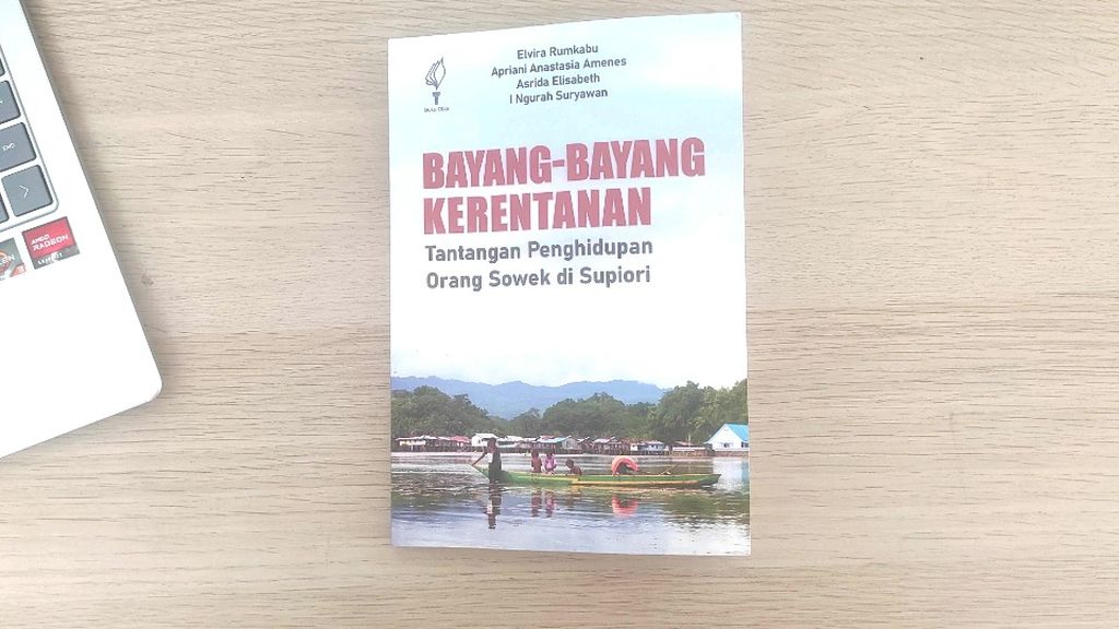 Halaman muka buku berjudul <i>Bayang-bayang Kerentanan: Tantangan Penghidupan Orang Sowek di Supiori.</i>