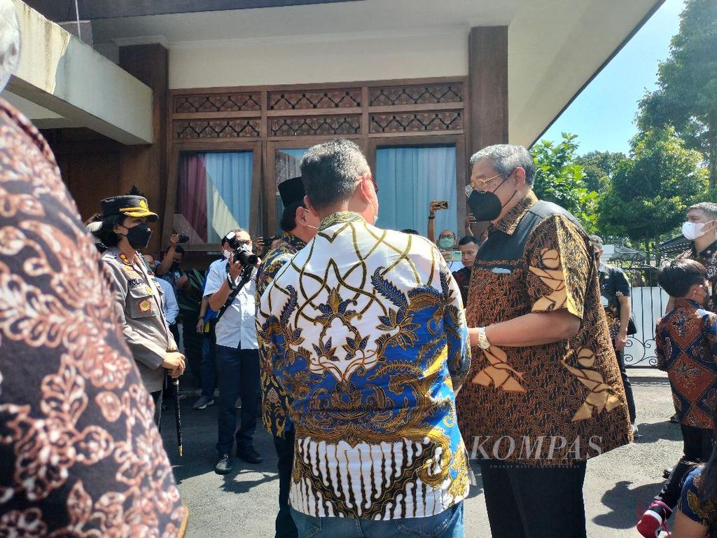 Presiden ke-6 RI Susilo Bambang Yudhoyono saat diterima oleh Wali Kota Magelang M Nur Aziz (berbaju batik putih) di Pendopo Pengabdian Kota Magelang, Selasa (28/6/2022).