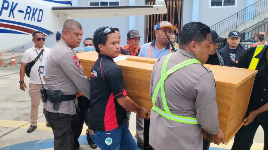Salah satu dari dua jenazah korban serangan kelompok kriminal bersenjata di Kabupaten Yahukimo tiba di Bandara Sentani Jayapura, Papua, Senin (1/5/2023). Kedua korban, yakni Yonathan Arruan dan Asri Obet, dibunuh kelompok tersebut pada Minggu (30/4/2023).