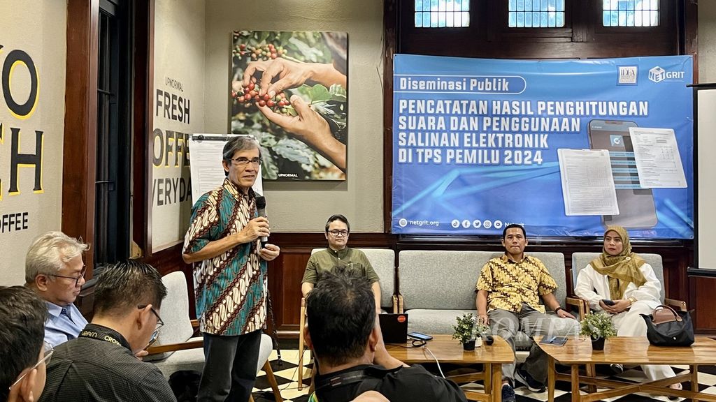 Direktur Eksekutif Network for Democracy and Electoral Integrity (Netgrit) Hadar Nafis Gumay memberikan paparan saat diseminasi publik bertajuk Pencatatan Hasil Penghitungan Suara dan Penggunaan Salinan Elektronik di TPS Pemilu 2024 di Jakarta, Rabu (2/8/2023).