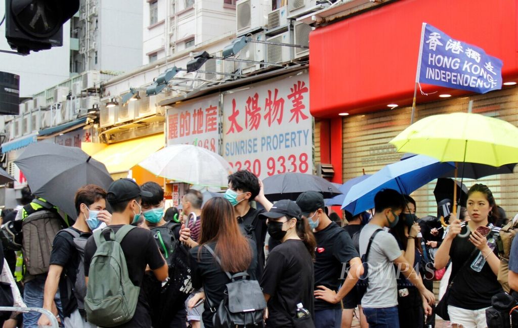 Setelah 2,5 bulan, unjuk rasa di Hong Kong masih terus berlanjut seperti di kawasan Whampoa pada Sabtu (17/8/2019). Unjuk rasa yang awalnya dipicu pembahasan rancangan undang-undang esktradisi oleh parlemen Hong Kong itu kini berkembang menjadi penegasan kemerdekaan Hong Kong terhadap China.