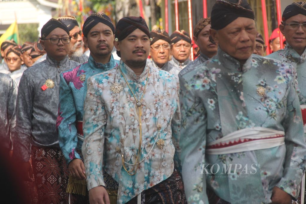Putra kedua KGPAA Paku Alam X, Bendoro Pangeran Haryo Kusumo Kuntonugroho (kedua dari kanan), berjalan kaki bersama rombongan seusai mengikuti acara ijab dalam <i>dhaup ageng</i> atau pernikahan agung Kadipaten Pakualaman, Rabu (10/1/2024), di Yogyakarta.