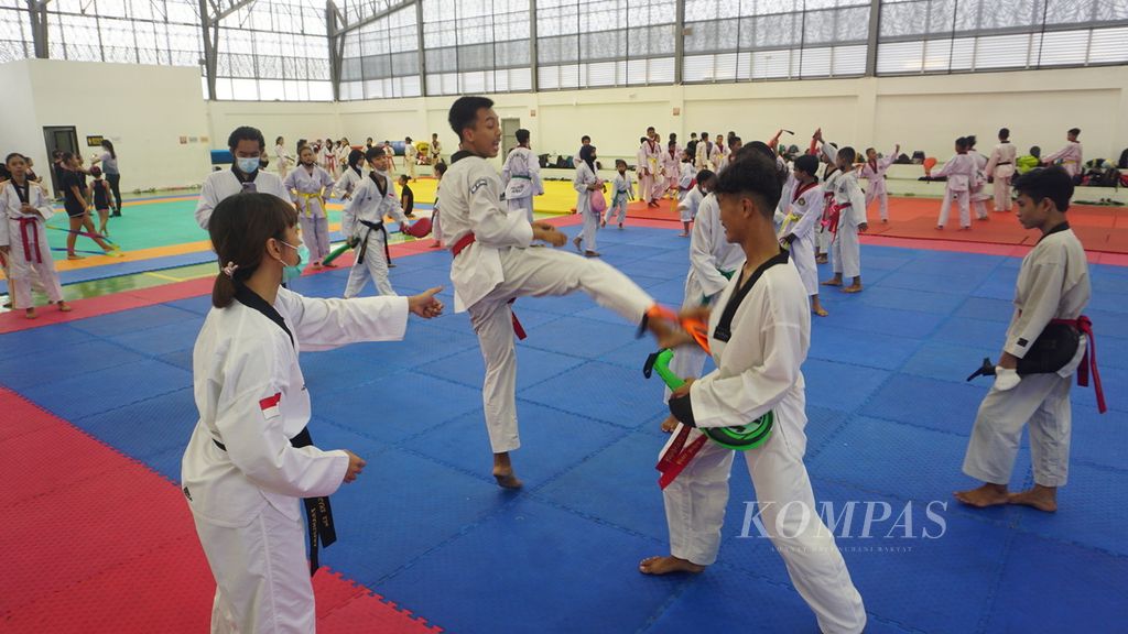Sejumlah anak berlatih taekwondo di Sport Hall, Terminal Tirtonadi, Kota Surakarta, Jawa Tengah, Minggu (9/1/2022).