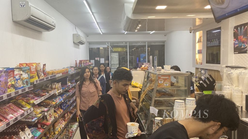 Seorang warga membeli menu berbuka puasa di Stasiun Sudirman, Rabu (13/3/2024).