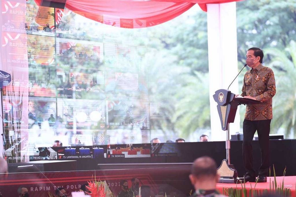 Presiden Joko Widodo memberikan pengarahan dalam Rapat Pimpinan Tentara Nasional Indonesia (TNI) dan Kepolisian Negara Republik Indonesia (Polri) Tahun 2022 di Plaza Markas Besar TNI, Cilangkap, Jakarta Timur, Selasa (1/3/2022). 