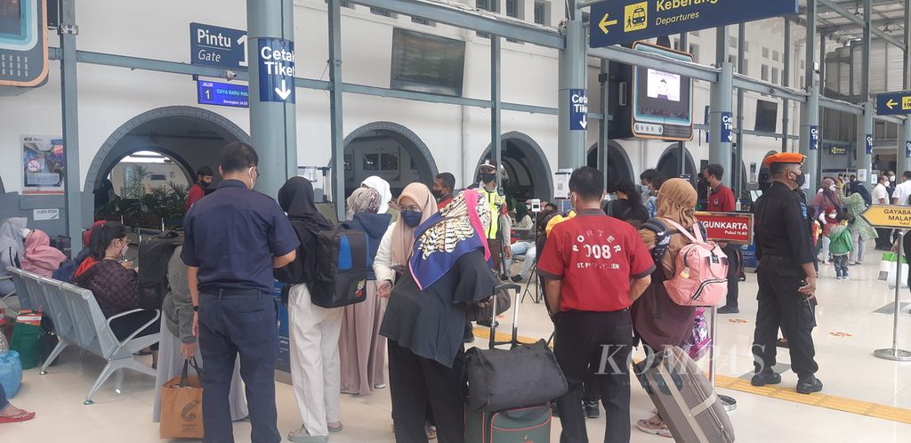 Antrean calon penumpang menuju peron kereta Stasiun Pasar Senen, Jakarta Pusat, Rabu (27/4/2022).