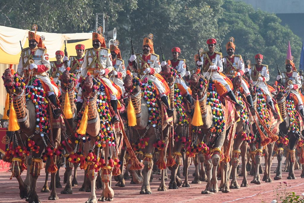 Personel Pasukan Penjaga Perbatasan (BSF) India menunggang unta saat mengikuti parade dalam rangka memperingati hari jadi ke-58. Peringatan ini dilaksanakan di Universitas Guru Nanak Dev di Amritsar, India, Minggu (4/12/2022). 