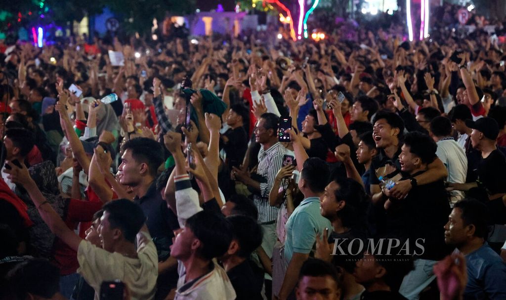 Cheers from the audience were heard during the watching of the 2024 AFC U-23 Asia Cup match between Indonesia and Uzbekistan in the courtyard of the Semarang City Hall, Semarang City, Central Java, on Monday (4/29/2024).