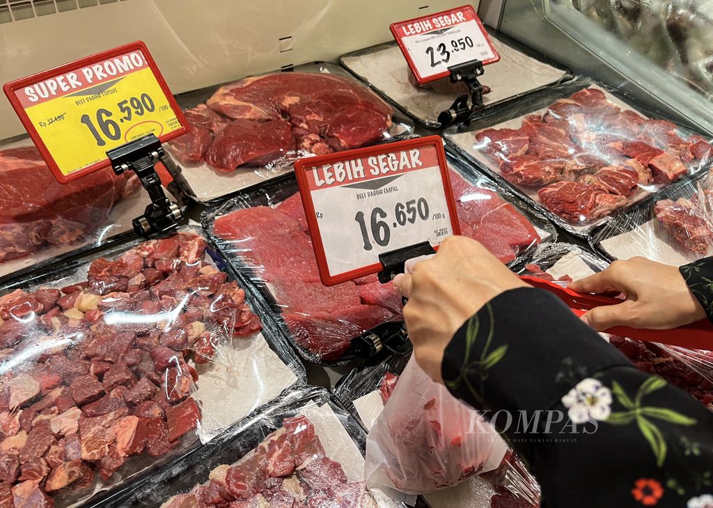 Pengunjung memilih daging sapi segar yang dijual di supermarket ritel modern di Kota Tangerang, Banten, Rabu (20/7/2022). Konsumsi daging berkontribusi besar terhadap peningkatan emisi.