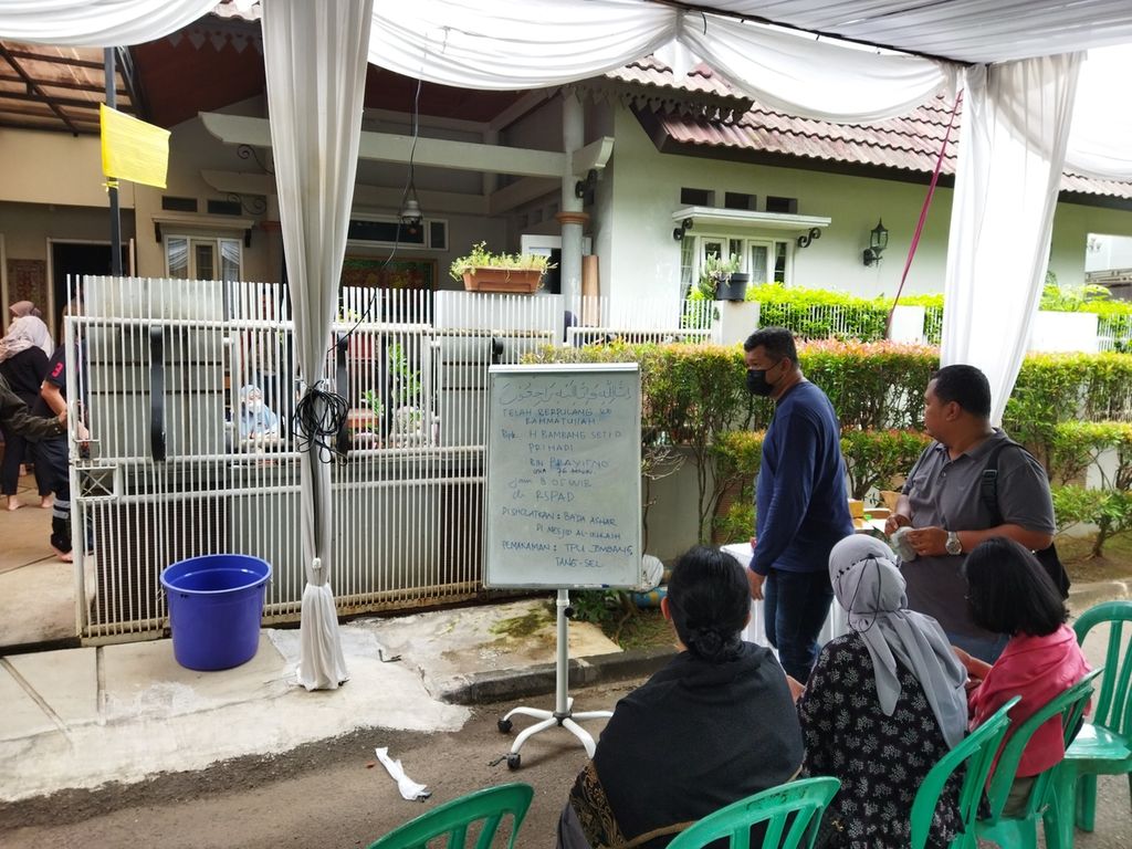Suasana rumah duka Bambang Setio Prihadi, wartawan senior Kompas, di Bumi Serpong Damai (BSD), Tangerang Selatan. BSP berpulang ke Rahmatullah pada pukul 08.05 di RSPAD Gatot Soebroto. Jenazah dimakamkan di TPU Jombang Tangerang Selatan. 