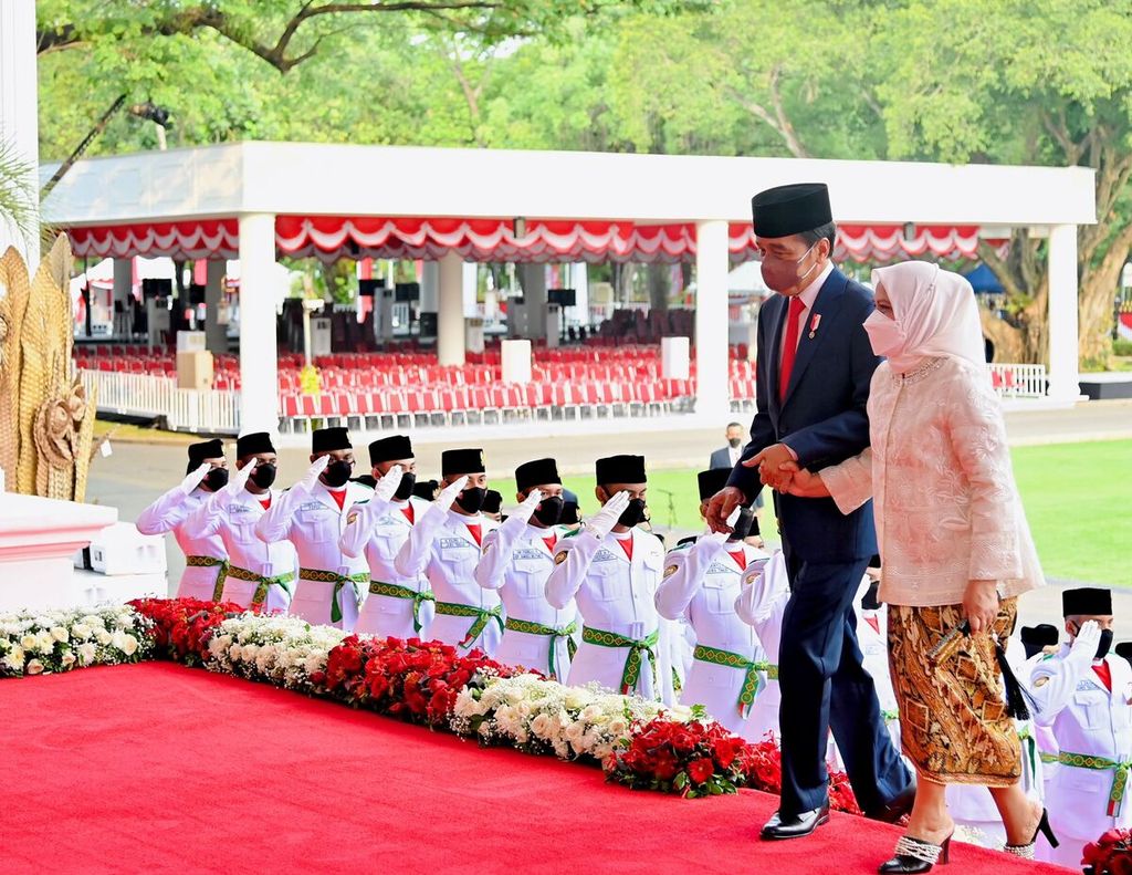 Presiden Joko Widodo dan Nyonya Iriana meninggalkan lokasi upacara setelah pengukuhan Paskibraka, Senin (15/8/2022).