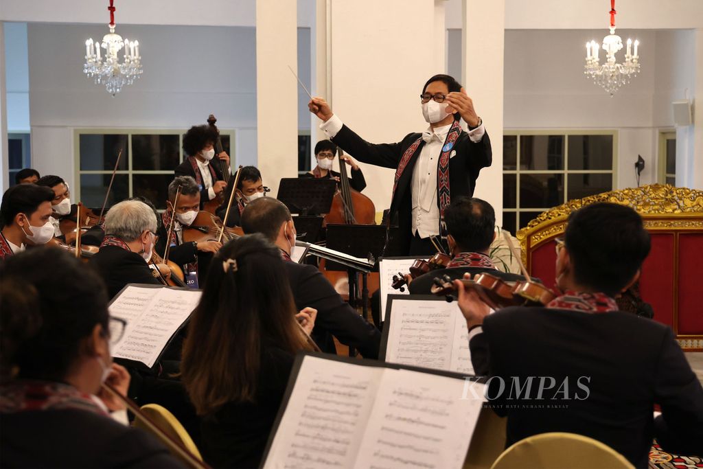 Penampilan Twilite Orchestra pimpinan Addie MS tampil dalam acara Kompas100 CEO Forum powered by East Ventures di Istana Negara, Jakarta, Jumat (2/12/2022).  