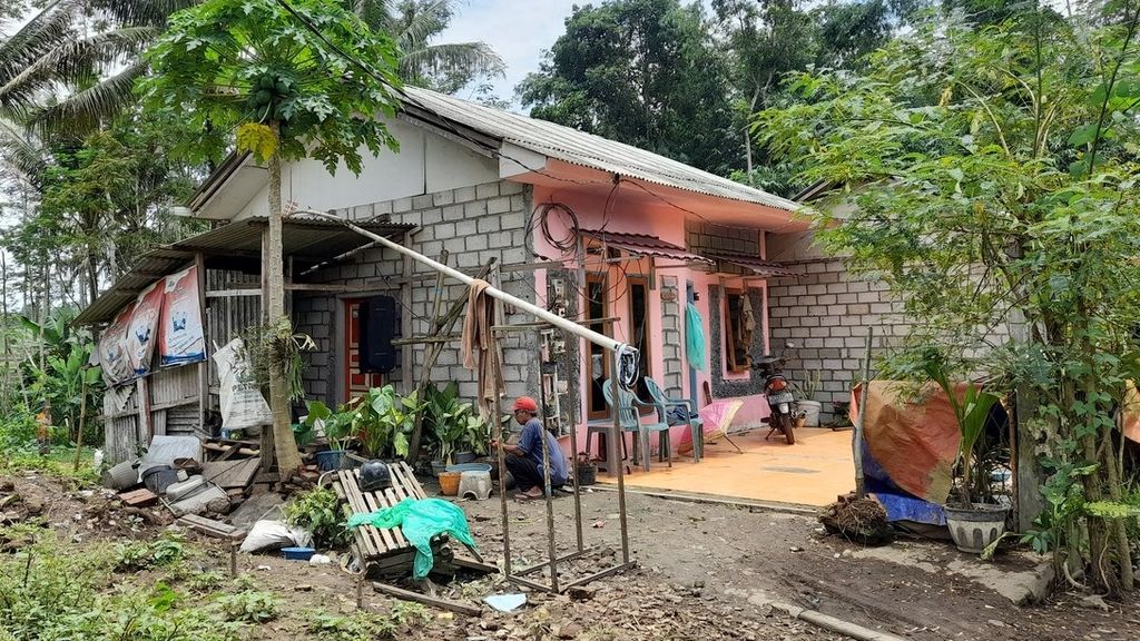 Kondisi rumah warga korban gempa Malang M 6,1 pada 10 April 2021 lalu yang rusak berat di lingkungan RT 004 RW 04 Dusun Kampung Dandang, Desa Pamotan, Kecamatan Dampit, Kabupaten Malang, Jawa Timur, kini telah dibangun kembali meski belum bisa seperti kondisi semula, sebagaimana diabadikan pada Rabu (8/2/2023)
