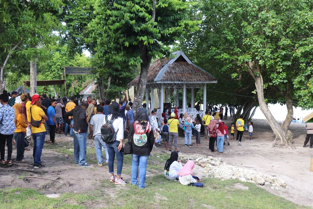 Warga menyaksikan seremoni Festival Tanjung Waka di Desa Fatkauyon, Kecamatan Sulabesi Timur, Kabupaten Kepulauan Sula, Maluku Utara, Sabtu (26/3/2022). Festival digelar untuk mempromosikan Tanjung Waka sebagai obyek ekowisata.