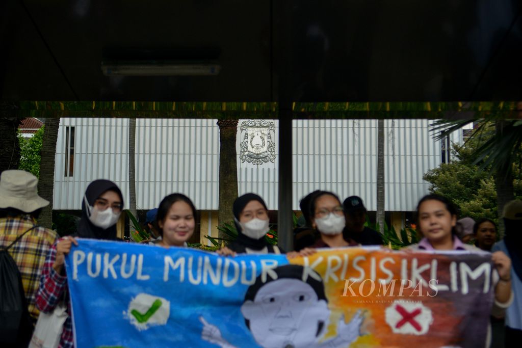 Massa aksi membawa spanduk peduli iklim di depan Balai Kota DKI Jakarta, Jumat (3/3/2023).
