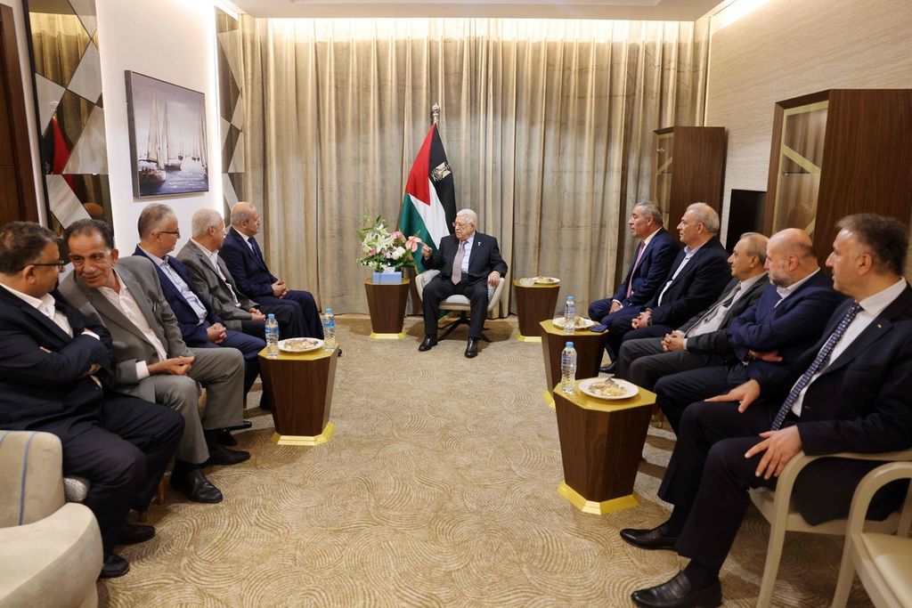 Foto yang diberikan oleh kantor pers Otoritas Palestina (PA) pada 29 Juli 2023 memperlihatkan pertemuan Presiden Palestina Mahmoud Abbas (tengah) dengan delegasi Front Rakyat untuk Pembebasan Palestina (PFLP) menjelang pertemuan di antara faksi-faksi Palestina di El-Alamein, Mesir. 