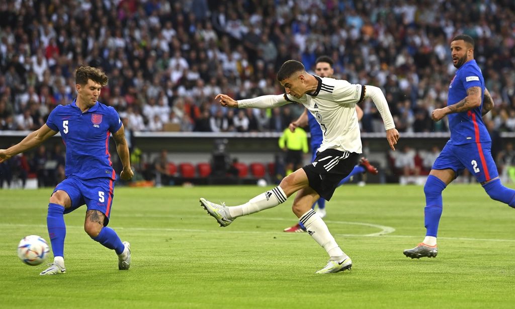 Pemain timnas Jerman Kai Havertz menendang bola ke arah gawang Inggris pada laga Liga Nasional Eropa di Allianz Arena, Munich, Jerman, Selasa (7/6/2022). 