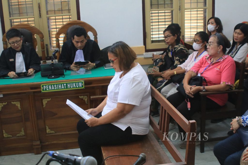 Terdakwa Eva Donna Sinulingga (53) menyampaikan nota pembelaan (pleidoi) pada kasus kematian M Reza Aulia (10) yang diduga karena rabies yang tertular dari gigitan anjing milik Eva, di Pengadilan Negeri Medan, Sumatera Utara, Rabu (11/1/2023). 