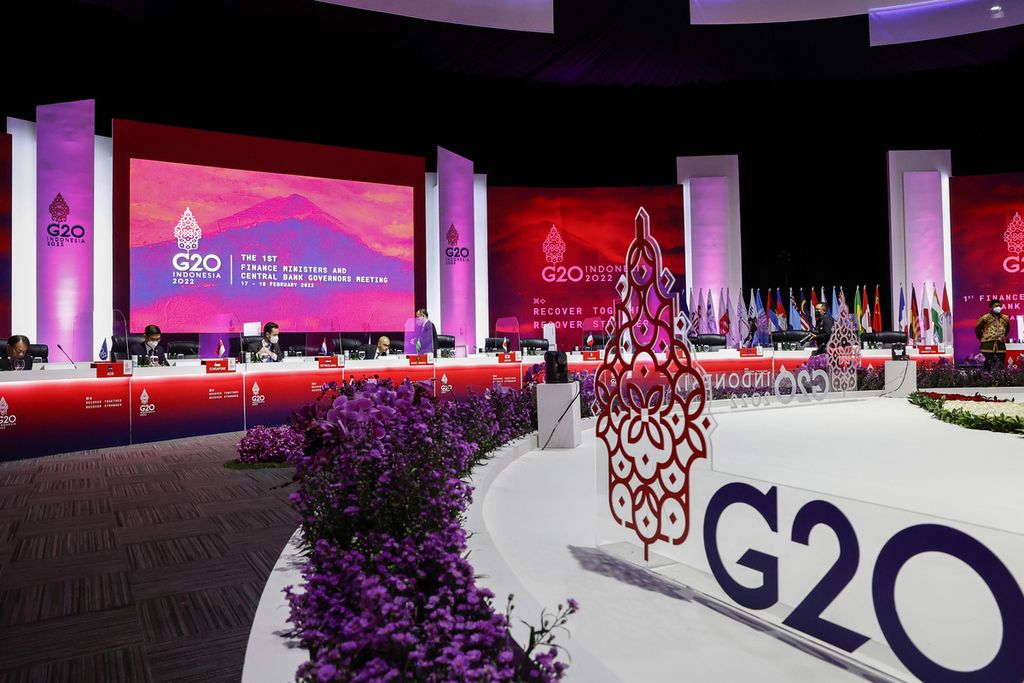 Para delegasi menghadiri sidang hari kedua Pertemuan Menteri Keuangan dan Gubernur Bank Sentral negara-negara anggota G-20 di Jakarta, Jumat (18/2/2022). 