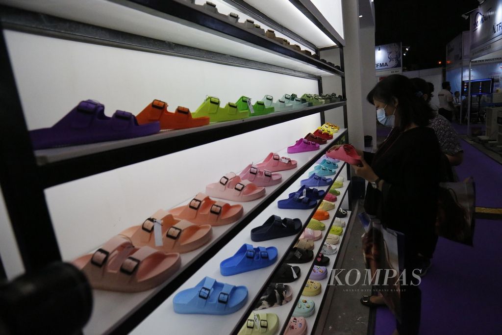Pengunjung melihat barang yang ditampilkan dalam Pameran Indo Leather &amp; Footwear Expo 2023 di JlExpo, Kemayoran, Jakarta, Kamis (3/5/2023).