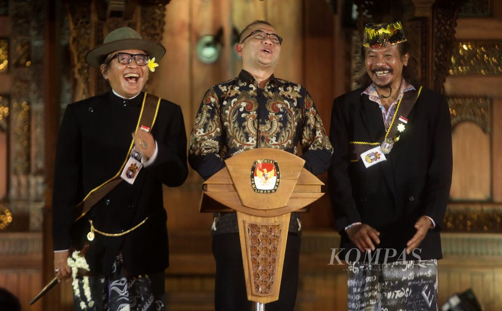 Ketua KPU RI Hasyim Asy'ari (tengah) membuka acara Doa Bersama Pemilu Damai 2024 didampingi dua seniman yang memamerkan karya kolaborasinya, Sujiwo Tejo (kiri) dan Nasirun di Bentara Budaya Jakarta, Kamis (31/8/2023).