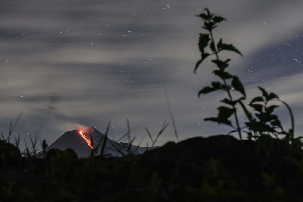 Guguran lava pijar yang meluncur ke arah Kali Gendol terpantau jelas dari Dusun Petung, Desa Kepuharjo, Cangkringan, Sleman, DIY, Minggu (11/7/2021) dini hari. 