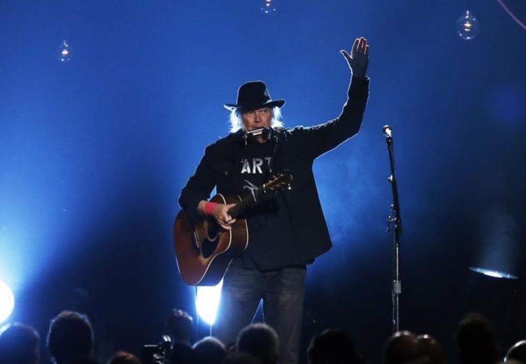 Musisi Neil Young menampilkan lagu “Blowin ‘in the Wind” dalam MusiCares Person of the Year 2015 untuk menghormati Bob Dylan di Los Angeles, California, pada 6 Februari 2015.