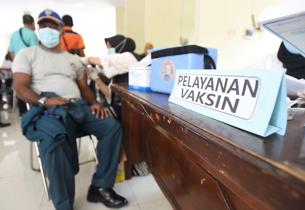 Vaksinator menyuntikkan Vaksin Covid-19 kepada Sopir angkutan umum saat vaksinasi massal Covid-19 di Terminal Bunder, Kabupaten Gresik, Jawa Timur, Senin (8/3/2021). Sebanyak 300-an sopir angkutan, petugas Dinas Perhubungan dan petugas keamanan menjalani vaksinasi di terminal itu. Vaksinasi tersebut merupakan vaksinasi tahap pertama.