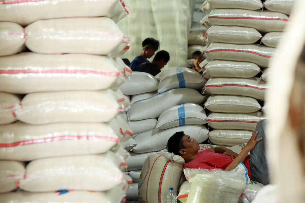 Pekerja beristirahat di Pasar Induk Beras Cipinang, Jakarta Timur, Jumat (2/11/2022). Pasokan beras di Pasar Induk Beras Cipinang menurun.